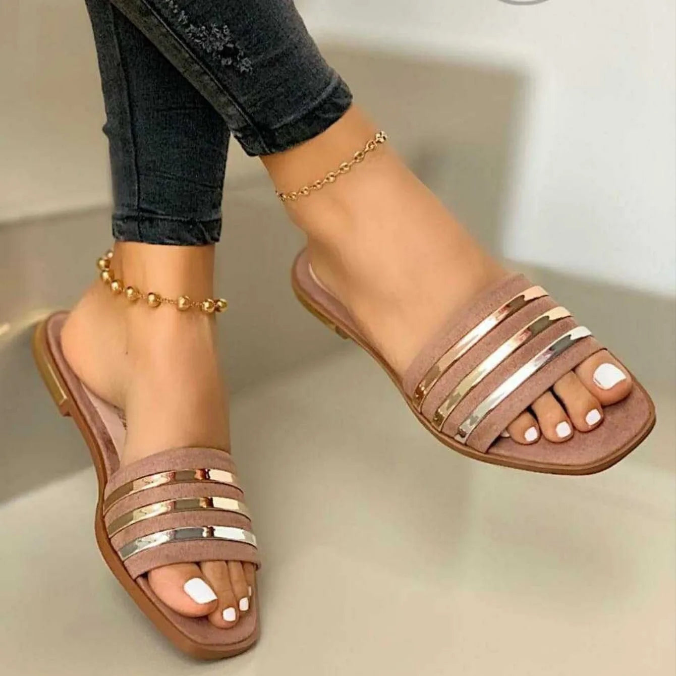Women Slippers 2025 New Metal Striped Summer Flat Shoes Fashion Slip on Slides Women Outdoor Casual Slippers Plus Size Sandals
