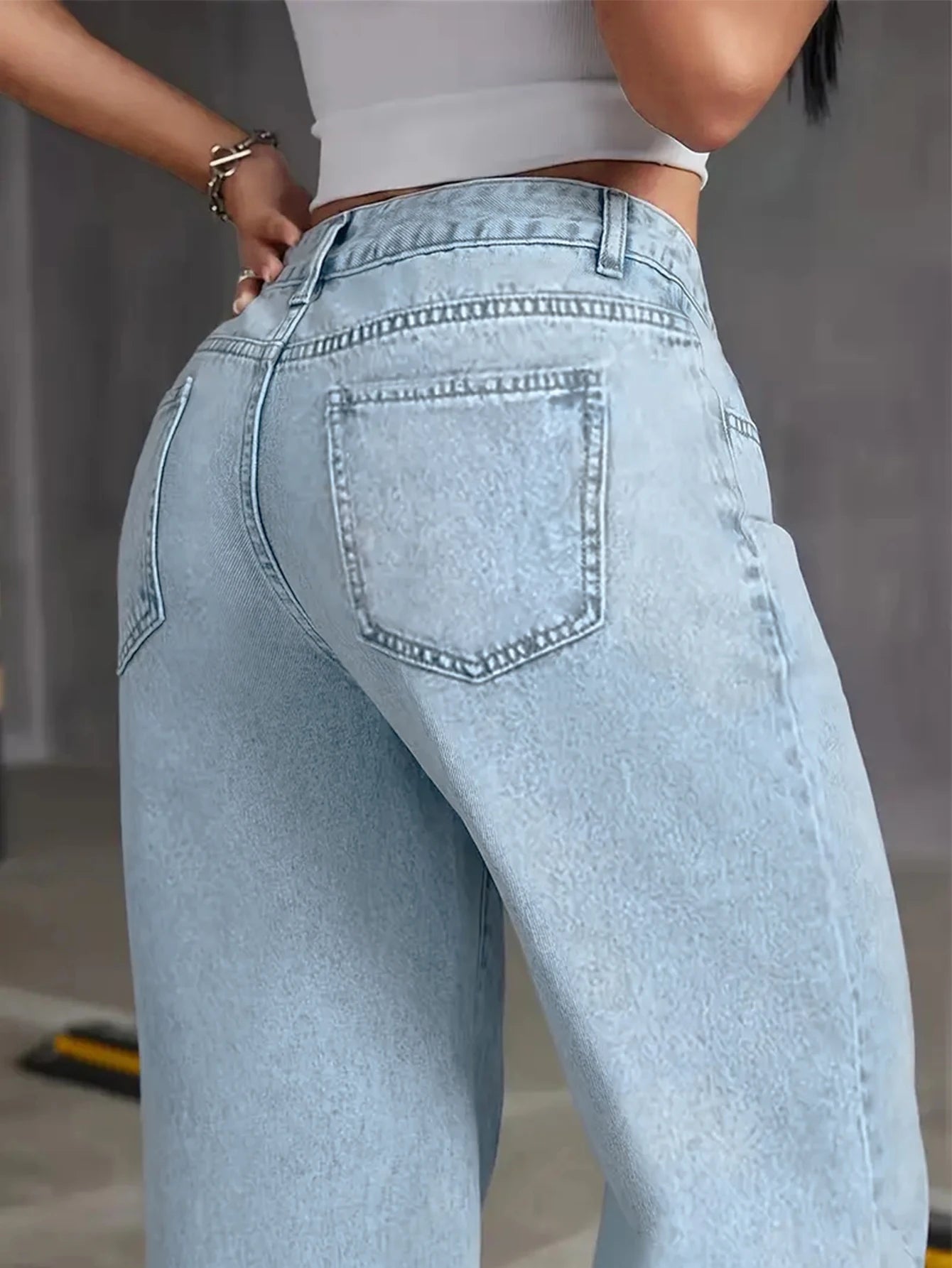 Autumn Y2K style women's washed blue jeans high waist straight loose jeans suitable for casual outings and dates.