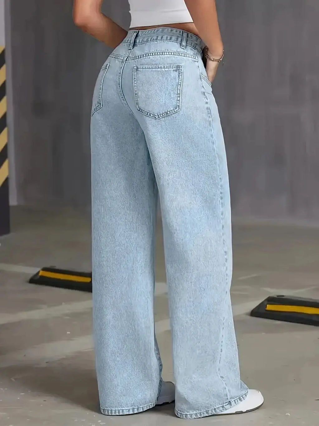 Autumn Y2K style women's washed blue jeans high waist straight loose jeans suitable for casual outings and dates.