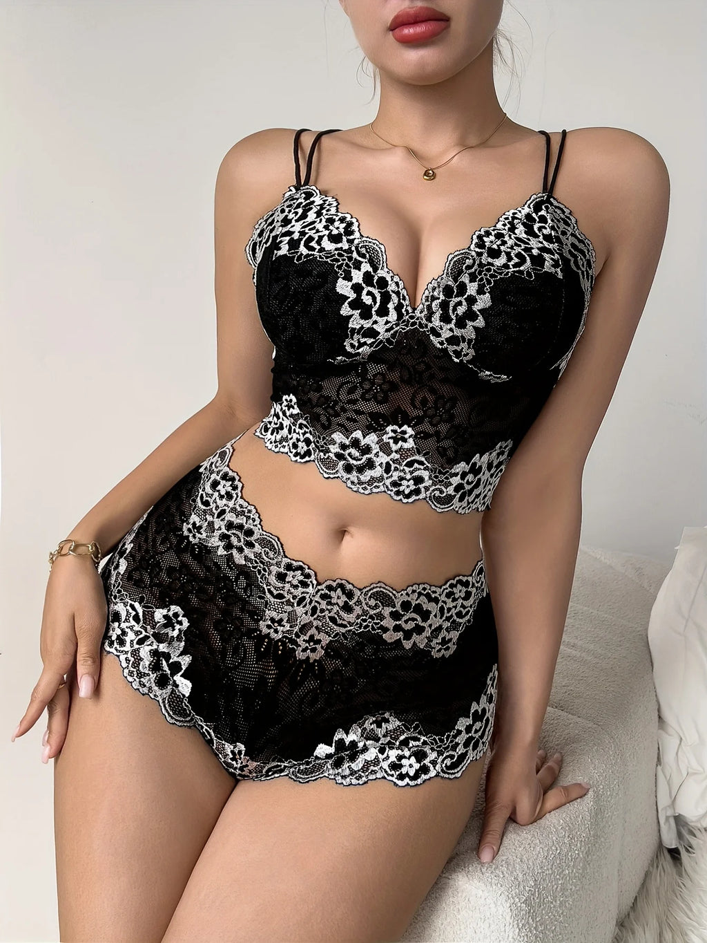 Two-Tone Color Block Floral Lace Wire-Free Bra and Panty Set, V-Neck Fitted Halter Neck Hollow-Out Top and Panties