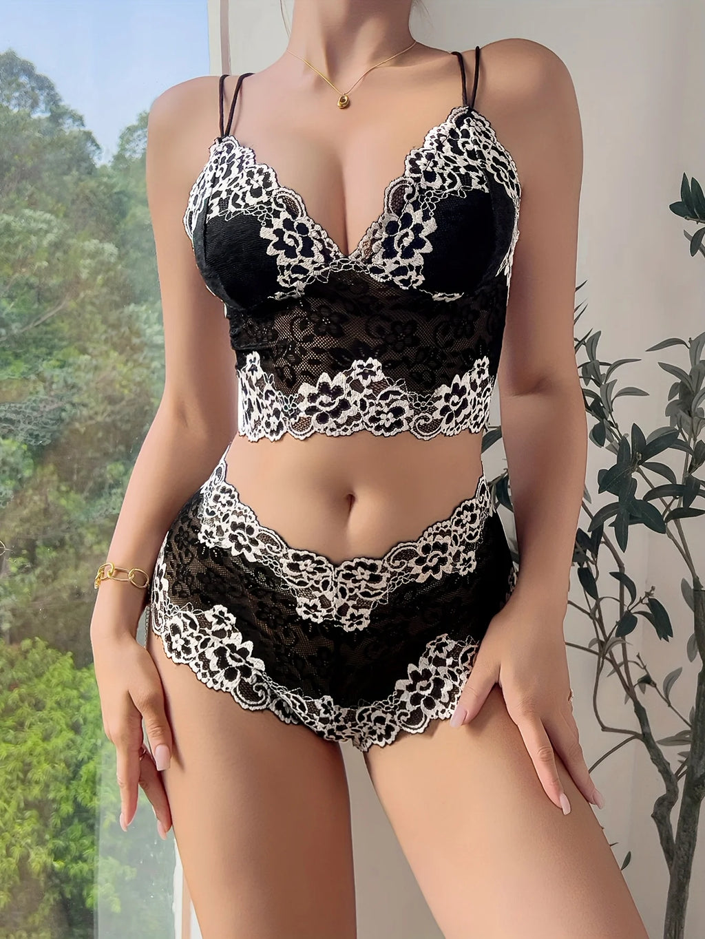 Two-Tone Color Block Floral Lace Wire-Free Bra and Panty Set, V-Neck Fitted Halter Neck Hollow-Out Top and Panties