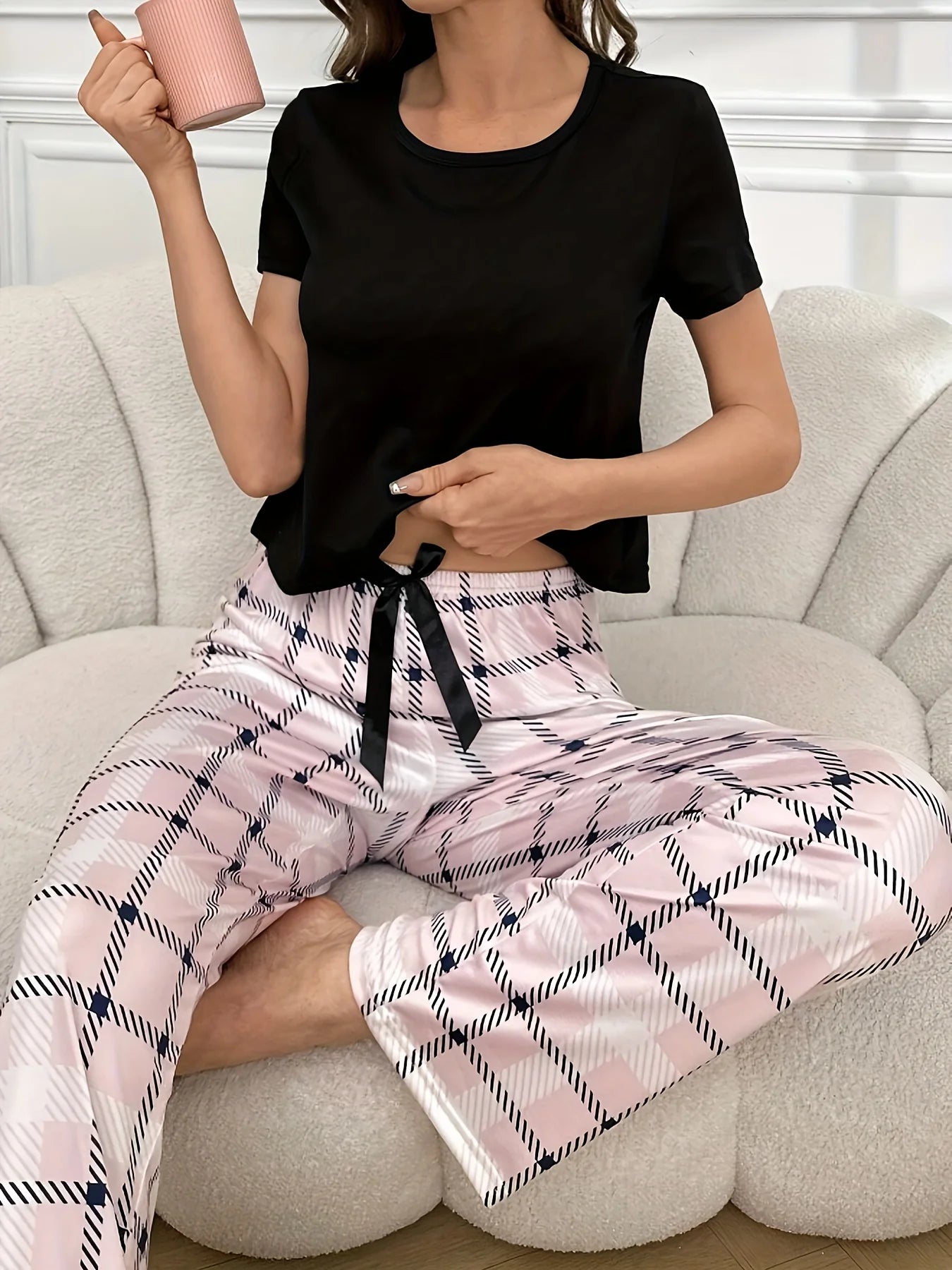 Two-Piece Women's Summer Pajamas with Classic Checkered Print Long Pants and Short-Sleeved Women's Pajama Set